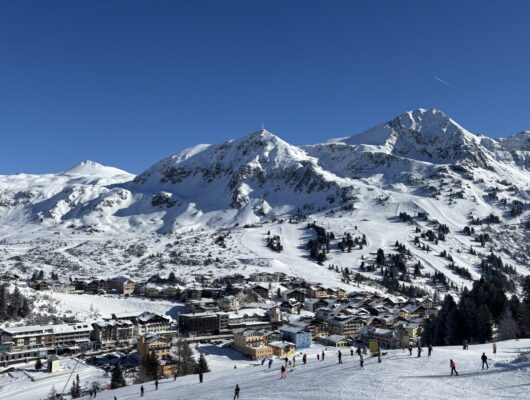 Schneebedeckte Berge und grandiose Aussicht in Obertauern