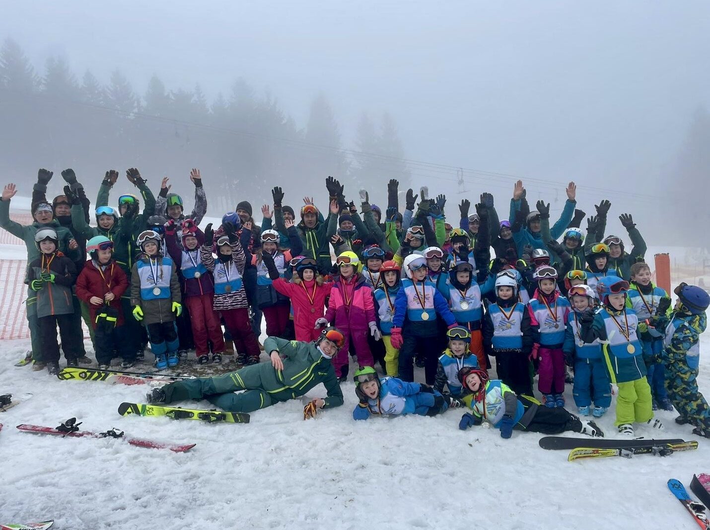 Gruppenfoto von Kindern und Betreuern nach dem Skirennen