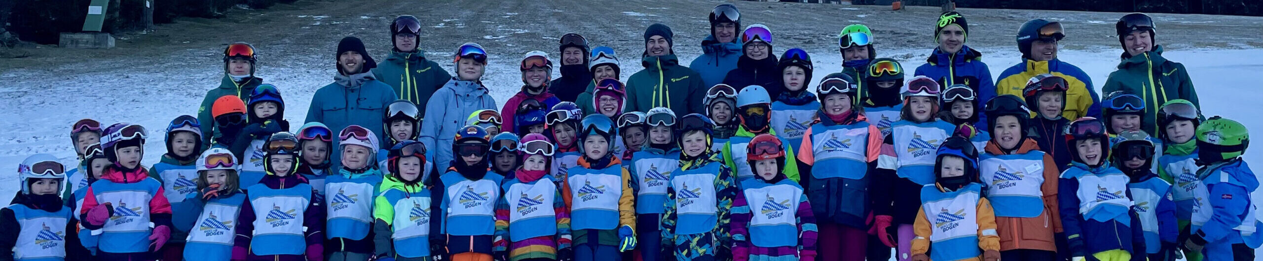 Gruppenfoto mit allen Kindern glücklich beim Skikurs