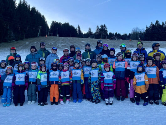 Gruppenfoto mit allen Kindern glücklich beim Skikurs