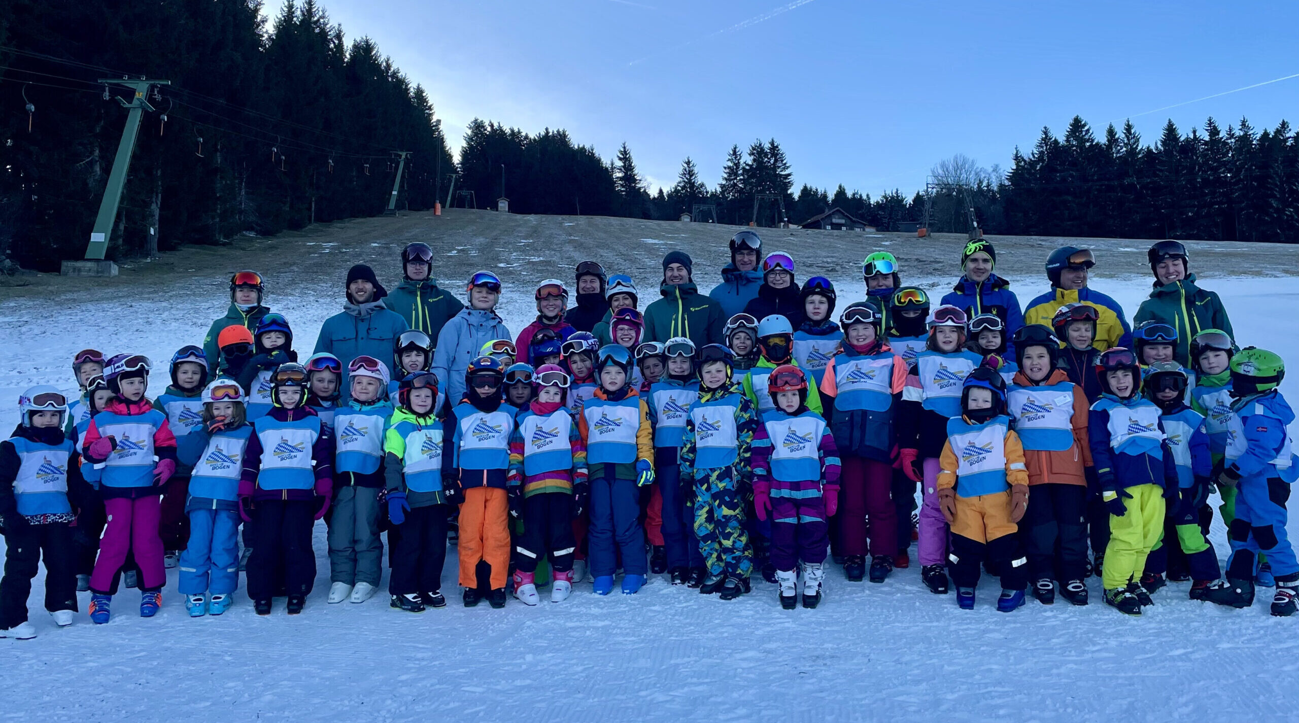 Gruppenfoto mit allen Kindern glücklich beim Skikurs