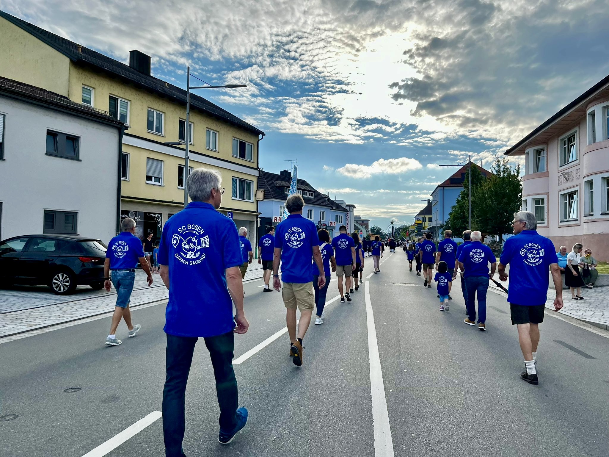 Bild der Mitglieder beim Volksfestauszug