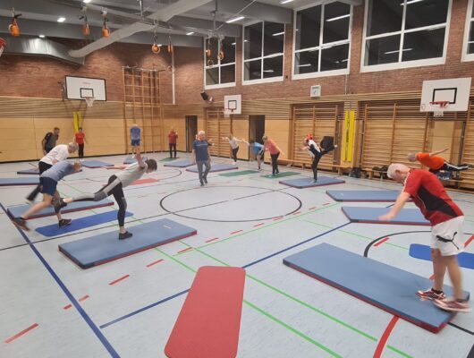 Gruppe bei der Skigymnastik