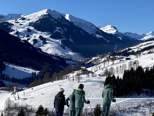 Skiclub Bogen in Saalbach-Hinterglemm mit Blick auf den Zwölferkogel und die Weltcup-Piste